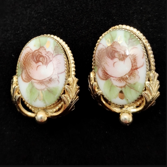 Vintage Whiting & Davis Floral Painted Porcelain Cameo Clip on Earrings - Picture 14 of 14